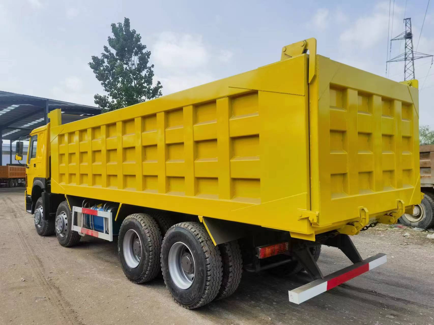 
								Howo Dump truck 8*4 full									